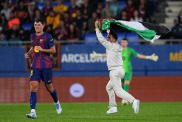 ورود پرچم فلسطین به بازی بارسلونا و ختافه 