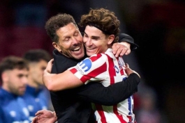 خولیان آلوارز در آغوش دیگو سیمئونه 