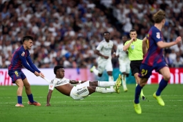 خطای جنجالی پدری روی وینیسیوس در بازی رئال مادرید و بارسلونا در ال کلاسیکو 