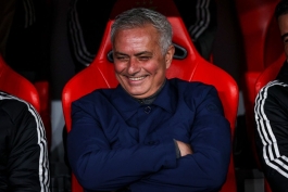 ژوزه مورینیو روی نیمکت بنفیکا در بازی با رئال مادرید 