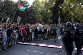 درگیری پلیس مادرید با حامیان فلسطین در اطراف استادیوم سانتیاگو برنابئو پیش از بازی رئال و مارسی در لیگ قهرمانان