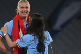 ارلینگ هالند و پارتنرش ایزابلا در جشن قهرمانی منچسترسیتی