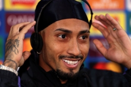 رافینیا در نشست خبری بازی چلسی و بارسلونا در لیگ قهرمانان اروپا 