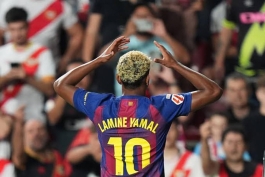 خوشحالی لامین یامال در پیراهن بارسلونا 