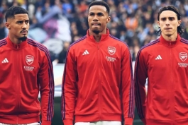 ویلیام سالیبا، ریکاردو کالافیوری و گابریل ماگالایش، م افعین آرسنال در کنار هم