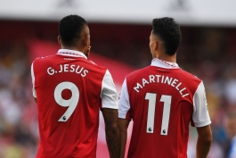 گابریل ژسوس در کنار گابریل مارتینلی در پیراهن آرسنال