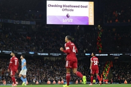 ویرجیل فن دایک، مدافع لیورپول در کنار تابلوی اسکوربورد ورزشگاه 