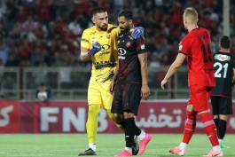 آلکسی گندوز دروازه‌بان الجزایری پرسپولیس تهران و محمدحسین کنعانی زادگان مدافع میانی پرسپولیس و تیم ملی ایران - بازی پرسپولیس و تراکتور - لیگ برتر ایران