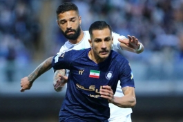 مهدی تیکدری مهاجم گل گهر سیرجان در مصاف با آرمین سهرابیان مدافع استقلال