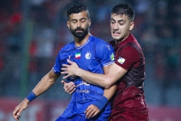 مرصاد سیفی مدافع چپ نساجی قائمشهر در مصاف با رامین رضاییان مدافع راست استقلال تهران - بازی استقلال و نساجی در لیگ برتر فوتبال ایران