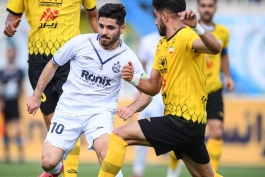 محمد عمری وینگر سابق ملوان و پرسپولیس در بازی ملوان مقابل سپاهان اصفهان - لیگ برتر ایران