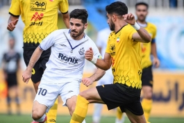 محمد عمری هافبک ملوان بندرانزلی و بازیکن پرسپولیس تهران - حسین گودرزی دفاع چپ سپاهان اصفهان - لیگ برتر ایران
