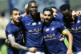 عثمان اندونگ مدافع میانی گل گهر و تیم ملی سنگال - اریک باگناما هافبک گل گهر - مهران گلزاری و مهدی تیکدری بازیکنان قدیمی گل گهر سیرجان - لیگ برتر ایران