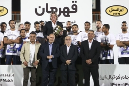 ریکاردو ساپینتو سرمربی استقلال تهران با بازیکنان استقلال از جمله مهدی قائدی و سیاوش یزدانی در سوپرجام سال 1401 - لیگ برتر ایران