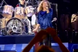 اجرای زنده  Queen & Robert Plant - Crazy Little Thing Called Love