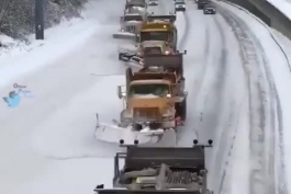 برف روبی در اتوبانی در کانادا