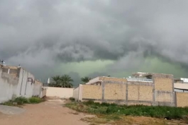 دقایقی قبل فیلمی از نزدیک شدن‌ ابرهایی با رنگ سبز در شهر خنج استان فارس که موجب وحشت مردم شد