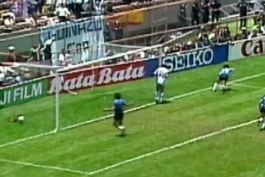سالروز خاطره انگیز ترین گل تاریخ فوتبال؛دیگو مارادونا خدای آرژانتینی ها.