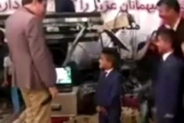 این کلیپ خیلی خوبه هر می بینم کلی می خندم :)