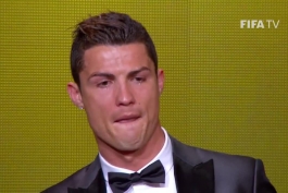 📆 ویدیو; شبی که رونالدو و پله هر دو اشک ریختند, لحظه برنده شدن کریستیانو رونالدو در مراسم توپ طلای 2013 (HD)
