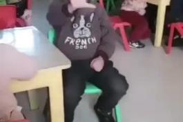 ینی بچه خنگ به این میگنا