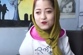 ربابه محمدی، دختر جوان افغان، از کودکی نقاشی کردن با دهان را آموخت و بعدها با کمک خانواده‌اش یک مرکز فرهنگی برای آموزش به افراد دارای معلولیت تأسیس کرد. ربابه تاکنون پیش از ۲۰۰ اثر هنری فروخته است.ولی همچنان از طعنه های مردم آزرده است