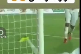 گزارش استثنایی از جان فشانی یک فوتبالیست برای دفع توپ. حتما ببینید