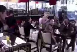 مرده وسط رستوران داد میزنه:(زنت با دوست پسرش اینجاست.بدو بیا)واکنش هارو ببینید فقط