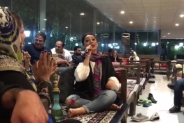 اقا لطفا یکی کمک کنه بگه این اهنگی که این مومن خدا داره می خونه چیه.