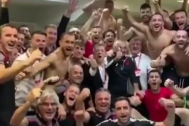 شادی لخت بازیکنان آلبانی؛ برگای کرونا هم ریخت😂