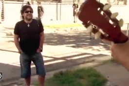 خواندن🎙 و گیتار زدن🎸🎤 دو فرد برای مارادونا در خیابان در حضور او 🇦🇷