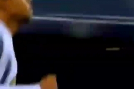 تأثیر مستقیم کریستیانو روی گل دوم یوونتوس در بازی دیشب ؛ دو مدافع رو همراه خودش کشید و مک‌کنی آزادانه گلش رو زد . ( اینارو هم باید دید ! )   