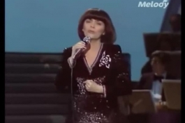 موزیک ویدیوی یک زن عاشق از میری ماتیو با زیر نویس فارسی Mireille Mathieu- Une Femme Amoureuse 