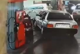 میخواد بنزین بزنه😂 