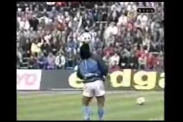 هرموقع این کلیپ گرم کردم مارادونا را می بینم با خودم میگم چیطور با فوتبال و توپ عشق بازی می کرده