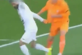 خلاصه ای از قهرمانی های پیروزی در زمان ریاست مسعود سلطانی فر 😏😏 عجیب ترین پنالتی قرن که واسه پیروزی گرفتن 😏😏 به زودی بعد رفتن پاپامسعودتون برمیگردین به تنظیمات کارخانه و سجده بقا😏😏