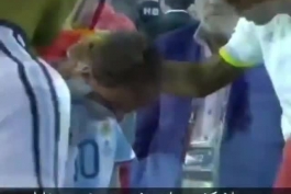 وسط بازی آرژانتین شیلی به مسی اطلاع دادن همسرت کرونا گرفته حالش خوب نیست، مس داشت گریه میکرد که بازی و متوقف کردند همه ی بازیکنان از مسی دلجویی کردن و تماشاگران به مسی قوت قلب دادن که درست میشه همه چی ناراحت نباش. چقدر خوبه این فوتبال❤️ 