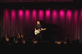 Taylor Performs Wildest Dreams at The GRAMMY Museum