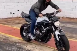 🔥 حرکت زیبا و فوق‌حرفه‌ای با موتورسیکلت! (ویدئو)