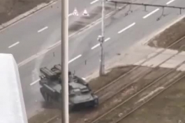 🚫+18/فیلمی منتسب به زیر کردن ماشین و راننده توش/توسط تانک روسی