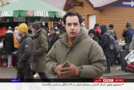 ویدیویی که در آن سربازان اوکراینی دانشجویان ایرانی را مجبور میکنند که آشغال ها را جمع آوری کنند تا به آن ها اجازه خروج از کشور را بدهند 