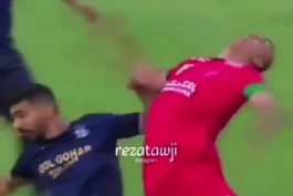 سید جلال حسینی صخره پرسپولیس🤯😅دیوار بتنی پرسپولیس🤯😅 سیم خاردار پرسپولیس🤯😅 از فوتبال خداحافظی کرد،ابهت از این این حرکت برگ ریزون و ماندگار سید جلال می‌باره 😂🤣 