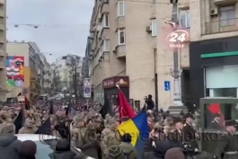 مراسمی باشکوه خاکسپاری سرباز اعدام شده اوکراینی در کیف با جمعیتی از سراسر اوکراین 