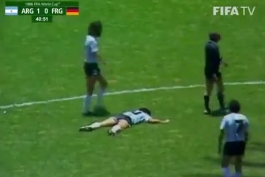 هنوز که هنوزه نفهمیدم چرا داور بازی آرژانتین-آلمان جام جهانی 1986 اینجوری کرد و رفت روی پای مارادونا!