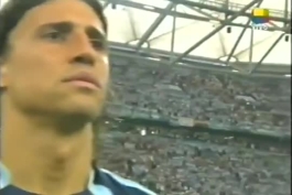 جام جهانی 2006 وقتی مارادونا در بین تماشاگرا حضور داشت و سرود ملی آرژانتین را میخوند