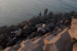 ی کلیپ زیبا ببینید از خودم در کنار ساحل بندر انزلی 🌧🍀 مسعود بگ زاده