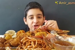 کودک ایرانی که با میل هشت پا و خرچنگ میخورد!🇮🇷 اسمر فود/موکبانگ🐙🦀