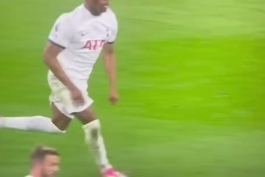 صحنه ای که در بازی امشب داور به ژوتا کارت زرد داد و درنهایت بخاطر ۲ کارت زرد اخراج شد😂😂😂