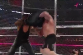 مسابقه کشتی کج آندر تیکر vs براک لزنر در هل این سل ۲۰۱۵