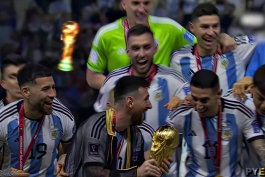 لحظه بالا بردن جام جهانی توسط مسی با کیفیت 2k